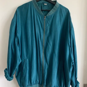 Jacka  - Retrojacka str XL eller 56/58. Jag som är en small har använt den som en oversizejacka/kofta. Tunnt och lent tyg