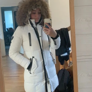 Rock and blue jacka - En vit rock and blue jacka i modellen Artic. Storlek 36. Säljer på grund av för liten då jag har 38. Äkta päls och köpt på Alexandra i malmö. Endast använd ungefär 3-4 gånger. Skriv till 0721949988 om ni vill ha mer info.