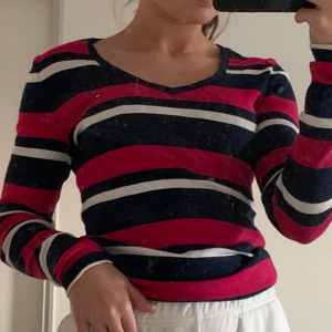 Randig Långärmad från Tommy Hilfiger - Köpt på Tommy Hilfiger och inte används så mycket så den är i bra skick. Säljer den för att den inte kommer till användning så mycket. frankernas ingår i priset🥰