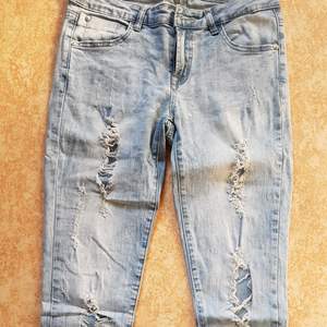 Ljusa stentvättade jeans med slitningar i storlek 38. Endast testade men storleken passade inte mig. 150 kr 🌸