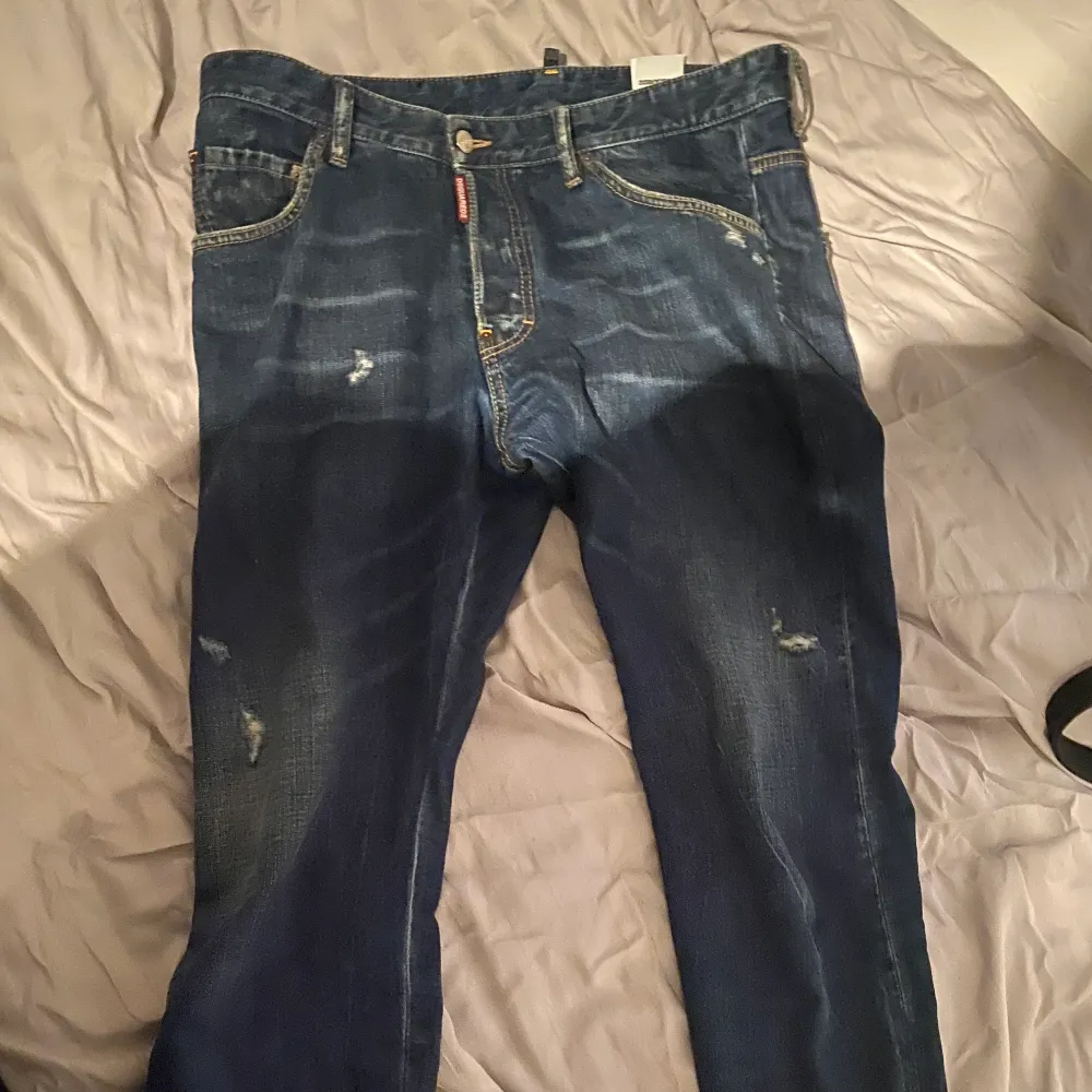 Ett par dsq2 jeans. Bra skick använda några gånger. Köpta i en dsq2 butik i italien, får med kvitto och tag . Jeans & Byxor.