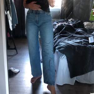 Ett par blåa monki jeans med vida ben i bra skick. Säljer då dem blivit alldeles för korta för mig som är 175. Storlek 31, skulle dock säga att dem är något kortare i benen än vad dem brukar (har andra i samma modell o storlek som sitter perfekt)💙 köparen står för frakten