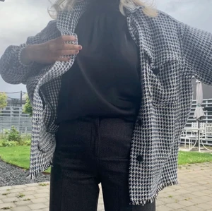 Rutig jacka storlek M - Säljer min coola rutiga jacka från Zara! Använd 2-3 gånger så inga defekter 💙 köpt för 600kr men säljer för 200kr + frakt 63kr (spårbar frakt) eller högsta bud✨