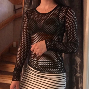 Nät-tröja från Zara strl S - En trendig nättröja som går att matcha med flera tröjor under eller bara med en snygg bh! 22 kr frakt!