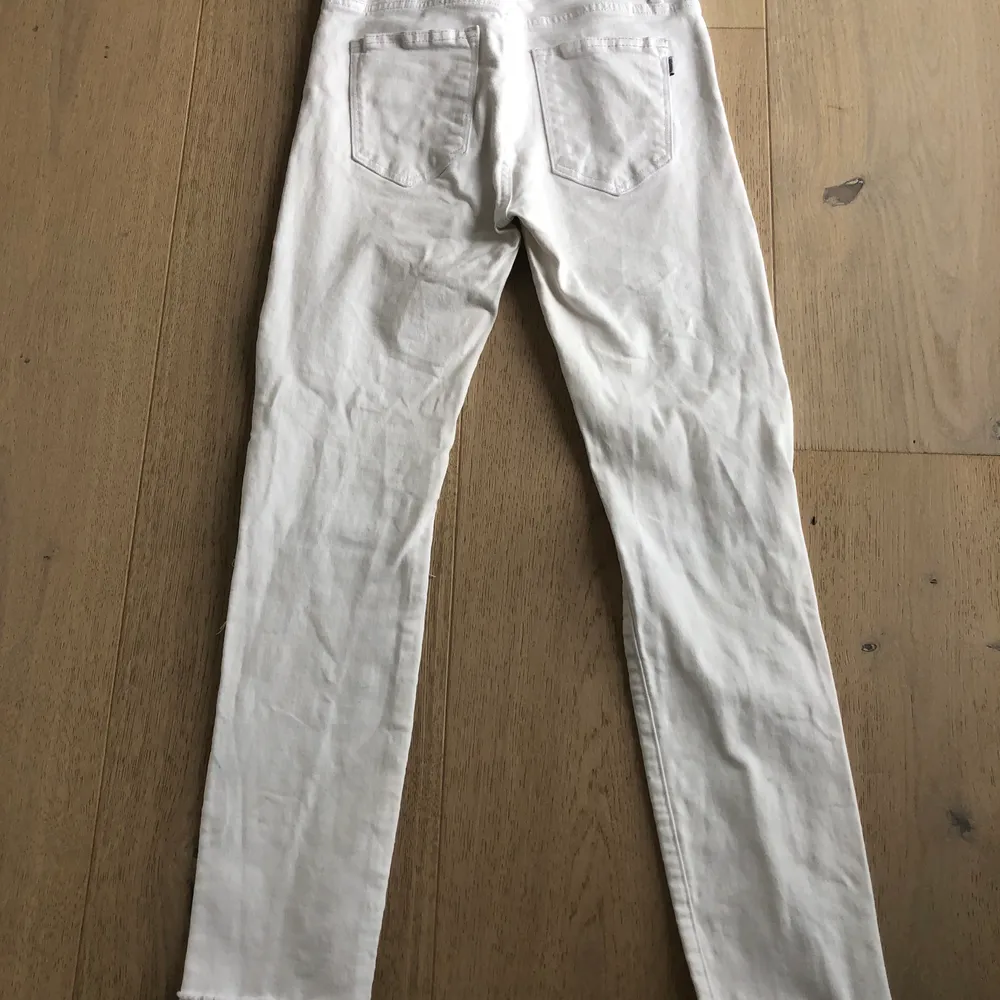 Vita jeans från märket Crocker med hål på knäna! Högmidjade!. Jeans & Byxor.