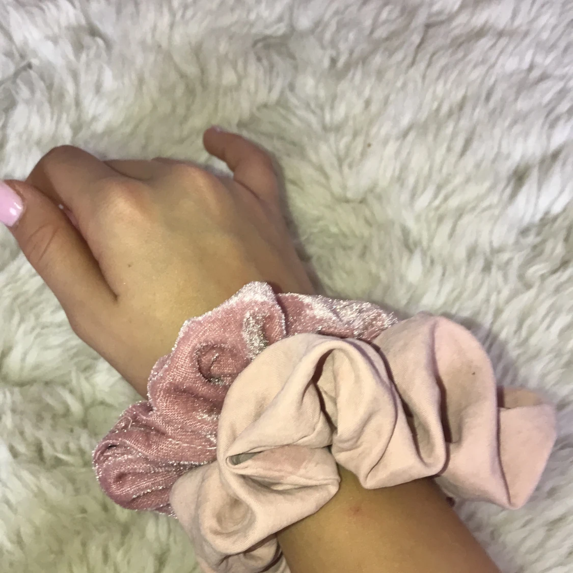 Rosa kitt med scrunchies - 90