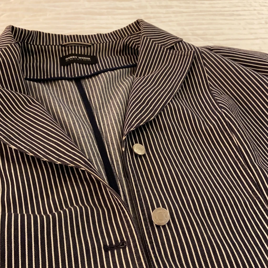 Svart-och vitrandig kappa - 91