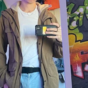 Jacka  - Riktigt snygg jacka. Aldrig använd pga för att det är inte riktig min stil. Stor i storleken. Står S men passar även M och t.o.m L kanske. (Jag är 184). Köpt för 500 men säljs för 200kr. Bud skadar aldrig 