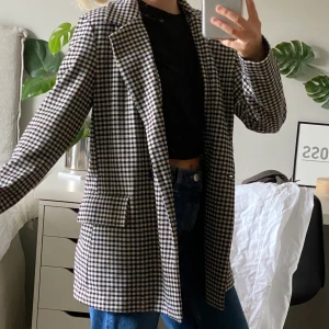 Tunn kappa - Tunn jacka i jaquard mönster, perfekt till hösten. Köpare står för frakt