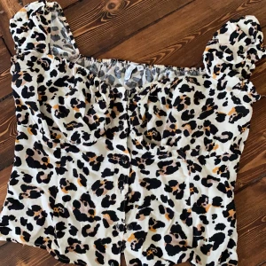 NELLY TOPP - Superfin topp ifrån nelly. Använd 1 gång. Köpare står för frakt🎈