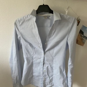 Ljusblå skjorta  - Skönt material, men nu för liten för mig :( Kan stylas på många olika sätt!