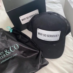 John hattar keps why so serious? - Super fin keps från  John hatten &co med texten Why so serious. Använd 1 gång. Köparen står för frakt ansvarar ej för postens slarv 