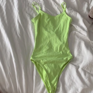 Neon body - En Bode från pull and beat köpt utomlands, svår att få tag på. Den är en XS men är väldigt stretchiga som kan ta en större storlek och en mindre. Orginal pris 150 ungefär mitt pris 90kr+frakt