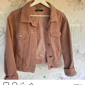 Rosa jacka  - En jätte fin rosa machester jacka från Gina, nästan aldrig använd💗 frakten tillkommer✨