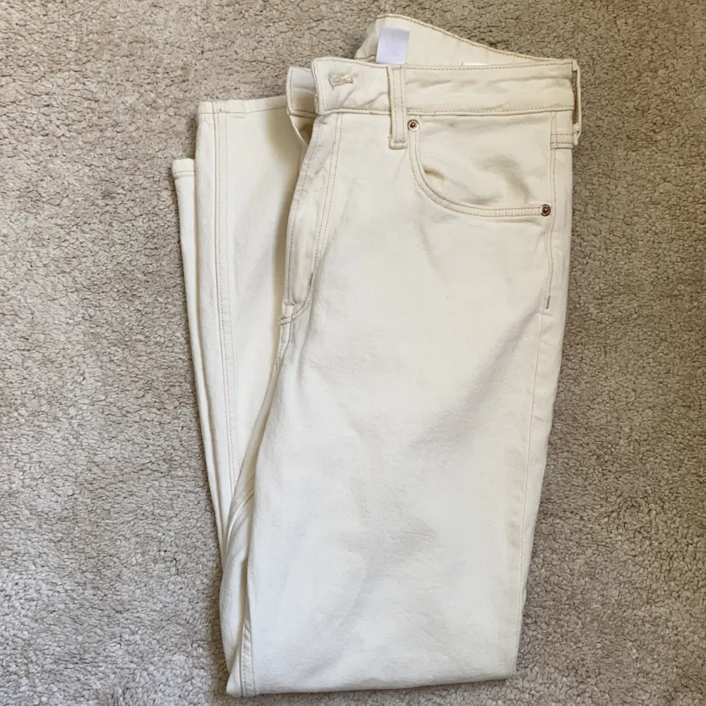 Vita jeans från hm. Helt nya, vara testade. Högmidjade. Storlek 40. Jeans & Byxor.