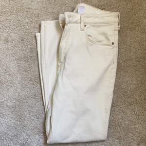Vita jeans från hm. Helt nya, vara testade. Högmidjade. Storlek 40