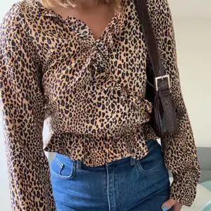 En skitfin leopard blus i ett mycket fint skick. Köpt på hm och använd ett fåtal gånger💖💖(köpare står för frakt)