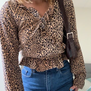 Leopard topp - En skitfin leopard blus i ett mycket fint skick. Köpt på hm och använd ett fåtal gånger💖💖(köpare står för frakt)