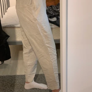 Linen byxor - Jättefina linen byxor i storlek M. Säljer då dem inte kommer till användning, använda en gång. Jag är runt 165 cm ⚡️ 100kr, köparen står för frakten