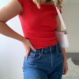 Röd tröja - En gullig röd topp från new yorker. Passar både xs/s, väldigt stretchig💖💖(köparen står för frakt)