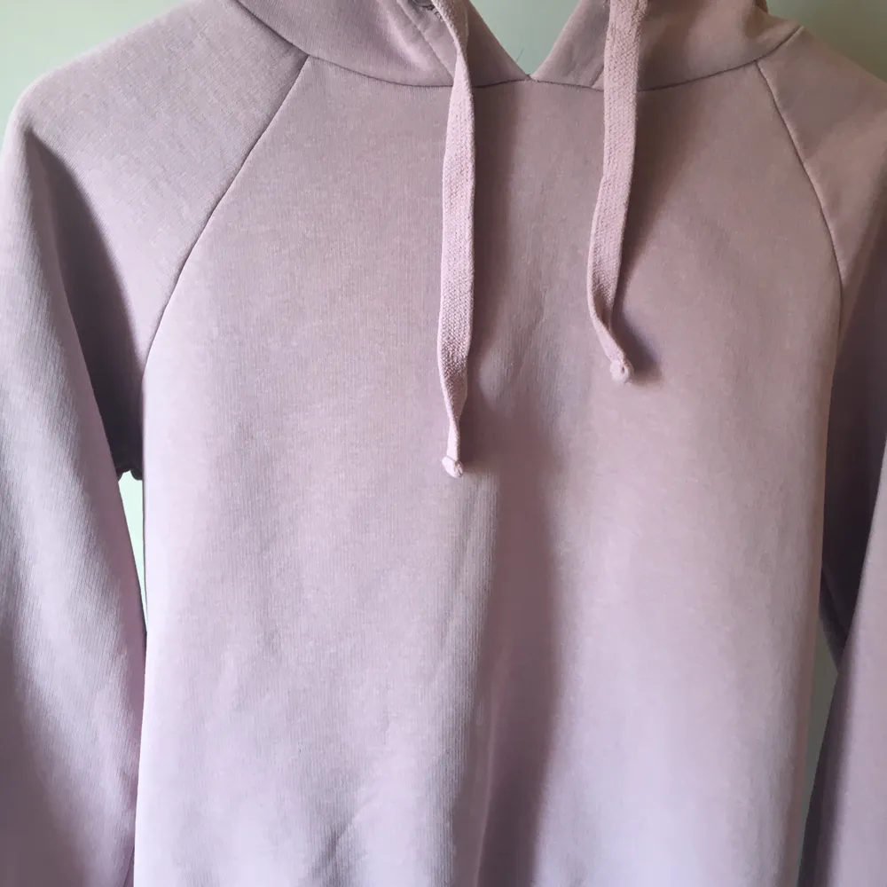 Säljer denna rosa hoodie i storlek S men passar mig som är XS/XXS🌸 Priset går att diskuteras💫 Om du har några frågor är de bara att skriva😊 Högst bud gäller. Hoodies.