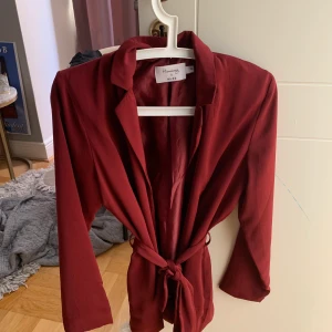 Vinröd blazer - Vinröd blazer ifrån nakd som hannalicous designat. I storlek 36, andvänd bara 1 gång