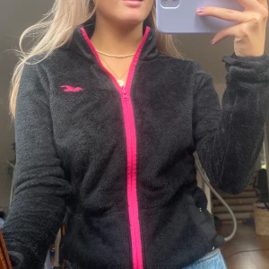 Varm kofta - Jättemysig kofta från hollister! Kan exempelvis användas för skidåkning osv! Passar xs-s