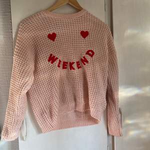 Stickad tröja som det står weekend på, rosa med röd text! St xs 10kr+frakt 