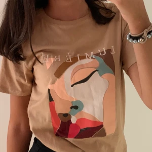 Tshirt face - Sååå ball beige tshirt!! Använd några enstaka gånger så den är som ny och finns ej att köpa längre. Passar både xs-s och även M kanske skulle ja säga🥰🥰