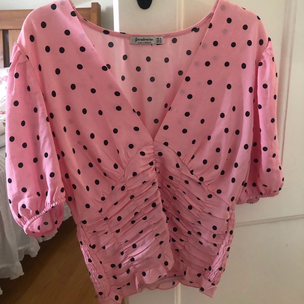 Denna fina blus från stradivarius. Den är köpt från asos och nypris är 229kr. Den är använd 2 gånger så skicket är som den var från början. Storleken är M men jag tycker den är lite liten i storleken så mer som en S Jag säljer för 130 + frakt ( frakten är runt 40kr ). Blusar.