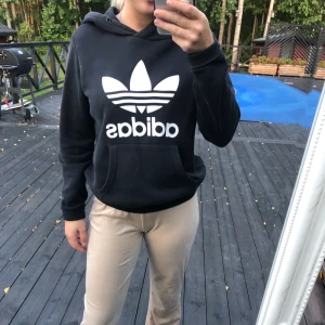 Adidas hoodie - Basis adidas hoodie som är välanvänd. Men i bra skick