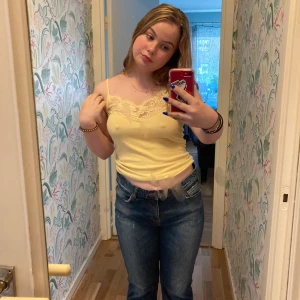 Gina tricot  - Säljer den här super super fina linnet! Verkligen helt kär i den hur söt som helst. Den har jätte fina detaljer och en super fin färg. Haft den ett tag och är i fint skick 