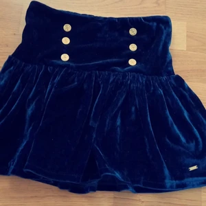 Kjol - En gullig sammets kjol  med guldiga detaljer från Hampton republik söt och perfekt i höst med strumpbyxor.