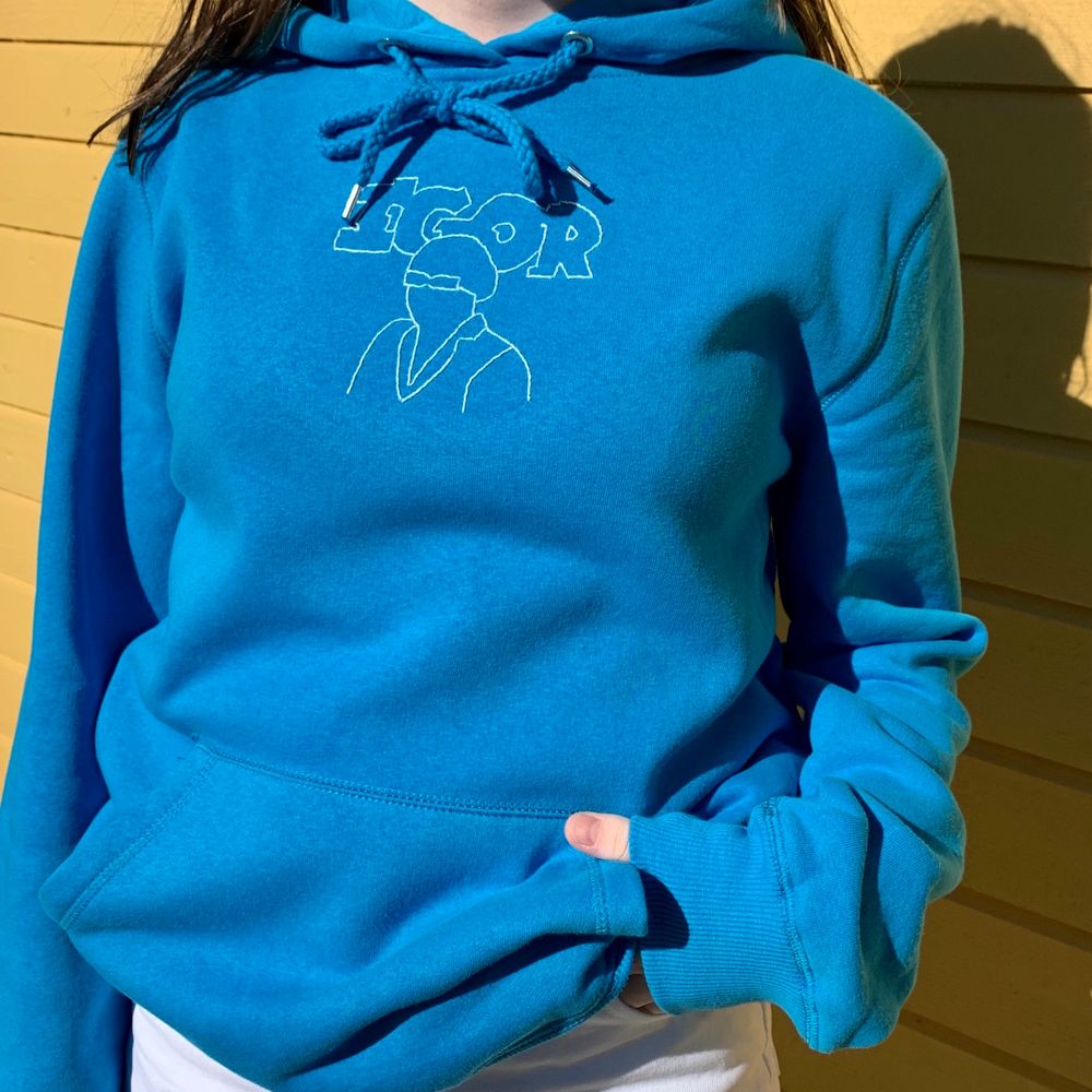 Ännu en handbroderad tröja, denna gång i ett tyler the creator Igor inspirerat motiv 💖 OBS SÅLD, hör av er om ni vill köpa en liknande 💖 Skisser på motiv finns, men skicka gärna egna förslag! 💖 Priset är oftast 300kr men kan variera💖. Tröjor & Koftor.