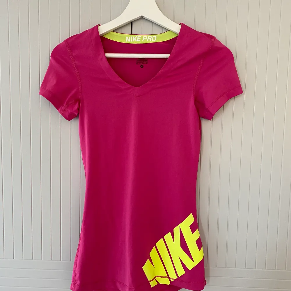 Oanvänd träningstshirt från Nike. Köparen betalar frakt. . T-shirts.