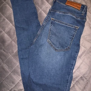 Jeans - Blå jeans, oanvända för bra pris