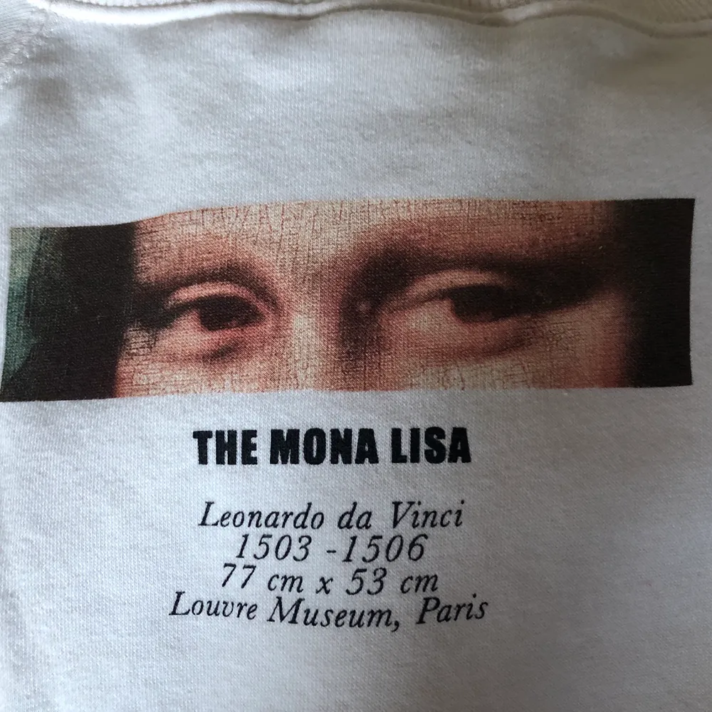 Säljer nu denna fina vita sweatshirt med ett tryck av Mona Lisa som är från Zara. Köpt för ungefär ett år sedan och har inte användning av den längre. Sista bilden är trycket på baksidan av tröjan. Köparen står för frakten 📦 . Tröjor & Koftor.