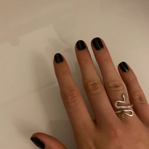 Silver ring🤍 - Säljer en fin silver ring (äkta silver!!) då jag har tröttnat på den. Köptes på NK DETAILS för 250kr. Tveka inte med att fråga om fler bilder. Säljer för 100kr + frakt🤍💕