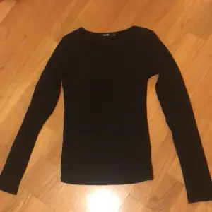 En svart långärmad tröja med urringning från bikbok💓