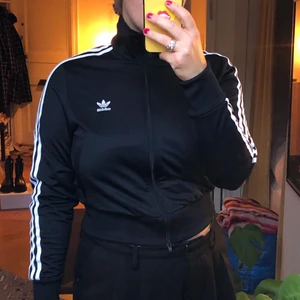 Adidas Zipper - Aldrig använd med lappen på. Kortare modell fin till höga byxor. Fin med trackpants också. 