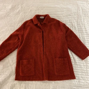 Roströd kofta/kappa - Roströd kofta/kappa från Steilmann i strl M/L. Tunnare än en vanlig yllekappa men passar perfekt att ha som kofta eller med varmare tröja under nu till hösten.