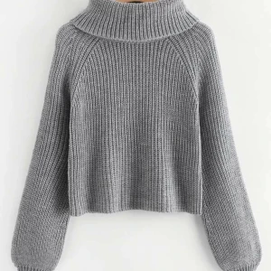 Grå stickad tröja - INTRESSEKOLL! Säljer vid bra bud. Använd ett fåtalgånger. Skönt och mjukt material som passar perfekt till hösten/vintern. Skriv för mer detaljer