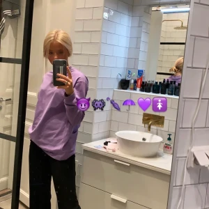 Långärmad tröja från Junkyard - *inte min bild* En tunn, långärmad, lila tröja från Junkyard. Använt några fåtal gånger, alltså så gott som ny. Den sitter som på bilden på mig som vanligtvis är en small.