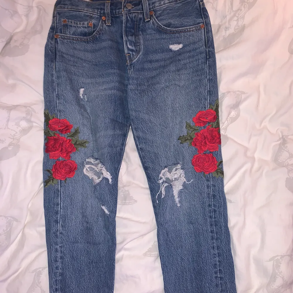 Oanvända Levi’s jeans 501:or med rosor och hål. . Jeans & Byxor.