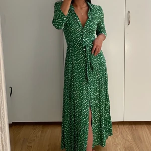 Klänning zara XS - Grön långklänning från zara i storlek XS. Sällan använd, nyskick! Köptes för 559. Köparen står för eventuell frakt som tillkommer på 63kr. 