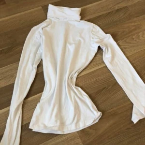 Vit polo tröja - Knappt använd för inte riktigt min stil. S men kanske även passar M.