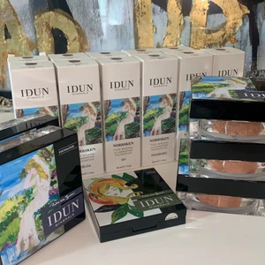 IDUN Minerals smink - Har 11 st illuminating foundations, 5 st mineralpuder foundations och 1 st finishing puder, i olika nyanser (se bild 2). Allt är självklart oöppnat och otestat. Säljer för 50:-/styck. 