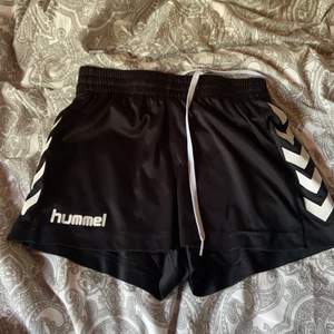 Hummel shorts, ganska använda men inga defekter! Säljer då de är för små för mig som har s/m 