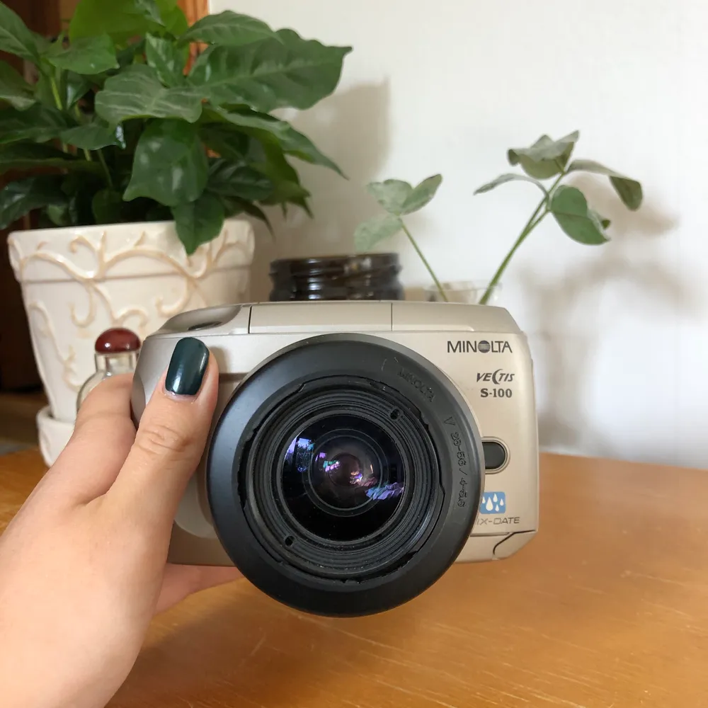 Analog kamera! ”Minolta vetis S-100” jag köpte den i en diverselåda på auktion med andra kameror! Vet ej om den fungerar (därav priset) men de andra 3 kamerorna i diverselådan fungerade. Hör av dig vid frågor eller intresse🥰. Övrigt.