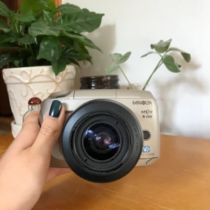 Analog minolta - Analog kamera! ”Minolta vetis S-100” jag köpte den i en diverselåda på auktion med andra kameror! Vet ej om den fungerar (därav priset) men de andra 3 kamerorna i diverselådan fungerade. Hör av dig vid frågor eller intresse🥰